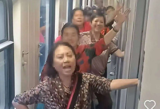 大妈在火车卧铺走道跳广场舞 网友:看着都烦