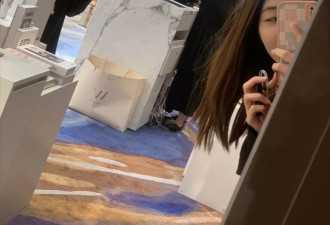 49岁林心如在澳门逛服装店，皮肤白皙细腻像少女