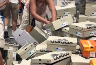 这还逛啥？Costco鞋区变战场，阿迪达斯鞋盒惨遭扔一地
