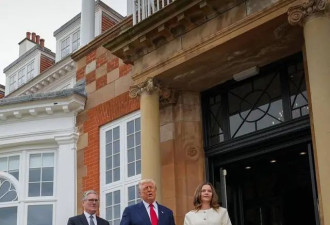 美国总统对52岁英国首相夫人“献殷勤”，引发争议