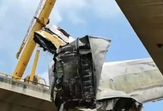 山东货车翻车 10多吨猪蹄鸡腿被村民哄抢…