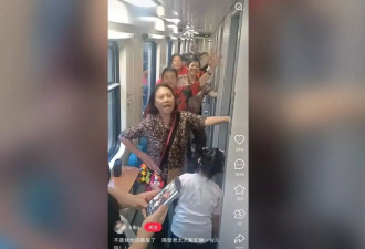 “我真服了”！大妈在火车卧铺走道跳广场舞 网友热议