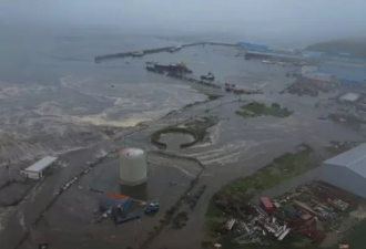 海啸淹没俄港口小镇 空拍画面曝光