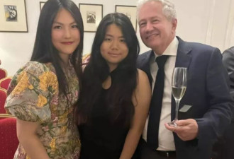 李湘携女参加英国贵族晚宴，托举式育儿惹争议