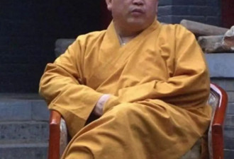 释永信亲吻李湘画面曝光，曝在郑州养女大学生