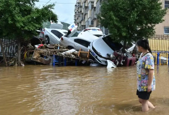 洪水淹过太师屯，北京暴雨转移八万人