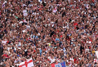 英国公主带9岁华人继子看热闹，和6.5万人庆女足夺冠