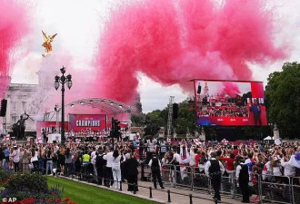 英国公主带9岁华人继子看热闹，和6.5万人庆女足夺冠