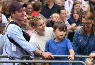 英国公主带9岁华人继子看热闹，和6.5万人庆女足夺冠