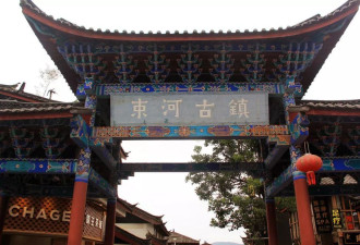 妈妈带孩子一家四口住民宿被商家回复“三女一男”
