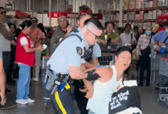 亚裔男子在Costco门口被抓! 被拷走时还背着包: 装得满满当当!