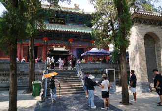 新住持上任少林寺扫铜臭味 扫码捐款和收费摊没了