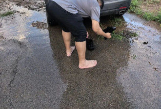 记者亲历北京密云暴雨：徒步十公里,双脚泡白发皱