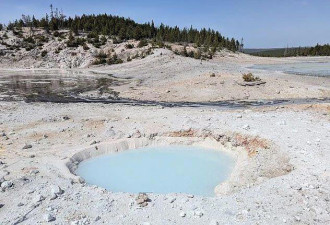黄石火山要喷发？冒出蓝色温泉坑