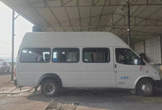 采椒女工的中巴车，在清晨的洪水中失联
