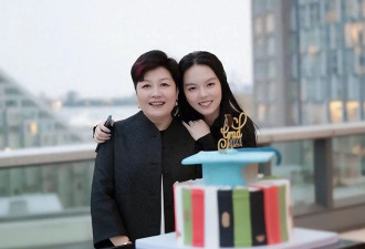 恭喜！李咏女儿官宣恋情！23岁法图麦晒和男友合影，两人有夫妻相