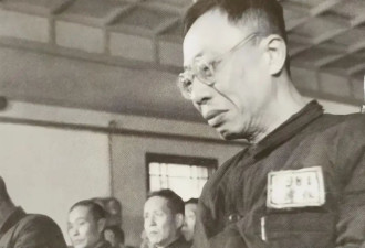 溥仪晚年参观故宫,在龙椅下找到童年藏的“宝贝”