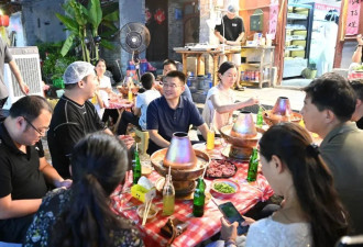 号召党员干部带头消费后,洛阳区委书记街头吃火锅