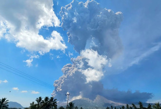 印尼一火山喷发，火山灰柱高约10公里...