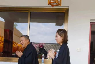 72岁曾志伟现身寺庙做义工被偶遇！身旁还有高挑女子作陪