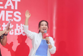 贾玲运动装亮相活力满满 夸汪顺像流川枫一样帅