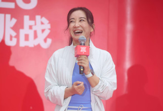 贾玲运动装亮相活力满满 夸汪顺像流川枫一样帅