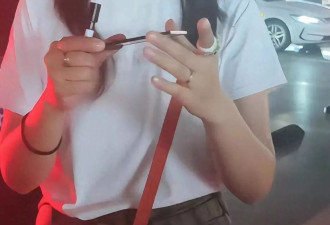 汤唯和老公在新疆餐厅吃饭，金泰勇皮肤黝黑