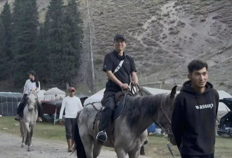 汤唯和老公在新疆餐厅吃饭，金泰勇皮肤黝黑