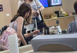 53岁洪欣带女儿杭州旅游，脸垮肉松特别显老