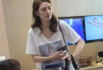 53岁洪欣带女儿杭州旅游，脸垮肉松特别显老