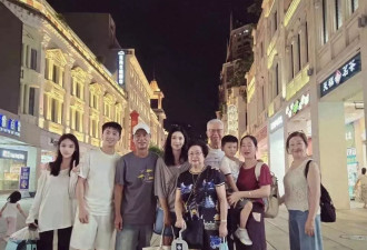 李克勤一家人到厦门旅游，51岁卢淑仪身材苗条