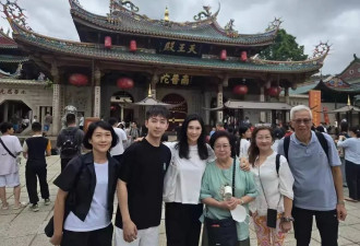 李克勤一家人到厦门旅游，51岁卢淑仪身材苗条