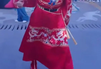 马景涛景区扮“财神”与观众互动！一个多月“打工”3个景区