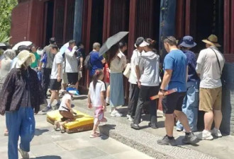 实探白马寺：基本无商业元素 僧人顶着高温种地