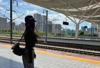 杨幂私服真好看，“小背心+超短裙”又美又辣，166cm的身高很醒目