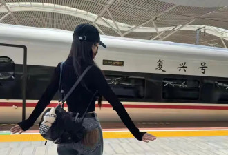 杨幂私服真好看，“小背心+超短裙”又美又辣，166cm的身高很醒目