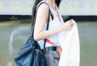 杨幂私服真好看，“小背心+超短裙”又美又辣，166cm的身高很醒目