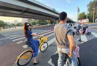 朱珠消费降级了？穿千元长裙骑共享单车，一家三口吃火锅没点青菜