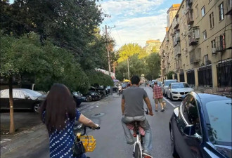朱珠消费降级了？穿千元长裙骑共享单车，一家三口吃火锅没点青菜