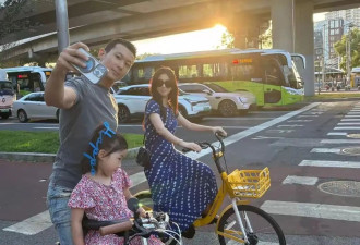 朱珠消费降级了？穿千元长裙骑共享单车，一家三口吃火锅没点青菜