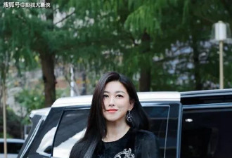 朱珠骑车陪老公女儿吃涮羊肉，裙子太长引发热议