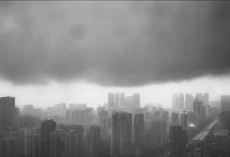 深圳超强暴雨来袭 伴有8级阵风雷暴 多区橙色预警