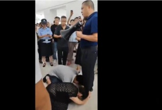 为女儿讨公道的父母跪在中共官员的脚下