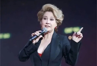 太猖狂了！著名歌手甄妮在伦敦乘机时行李被盗，损失高达20万