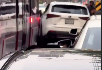 多伦多狭路相逢就出车祸！雷克萨斯撞街车 一眼看出谁的责任