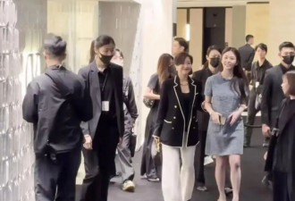 邱淑贞女儿沈月铜锣湾被偶遇，22岁像35岁显老，比不上妈妈年轻时