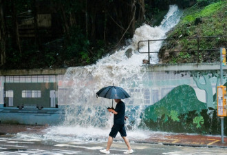 香港连日暴雨引发洪灾：医院淹水，巴士被困