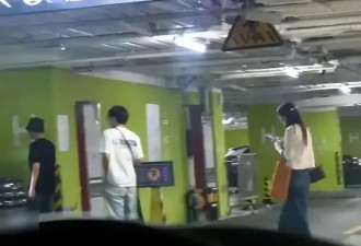 冯绍峰与女友一起逛商场，她的真实身份被扒出
