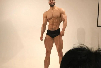 俄罗斯男模 Ernest Khalimov 被质疑是 AI 数字人