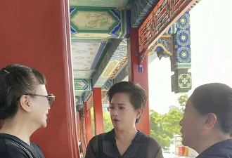 演员朱龙广遗体追悼现场，六小龄童被争抢合影...